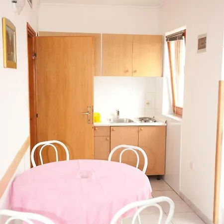 Apartments And Rooms With Parking Space Njivice, Krk - 5398 Guest house Njivice
