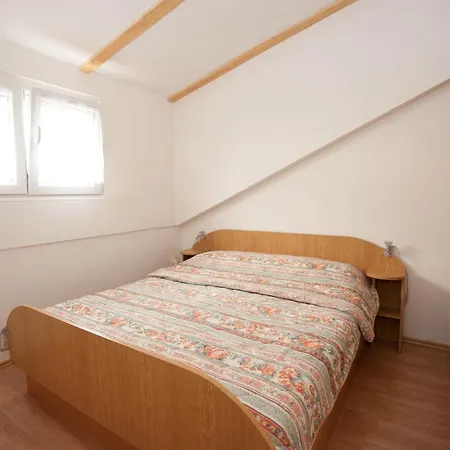 Apartments And Rooms With Parking Space Njivice, Krk - 5398 Guest house 3*