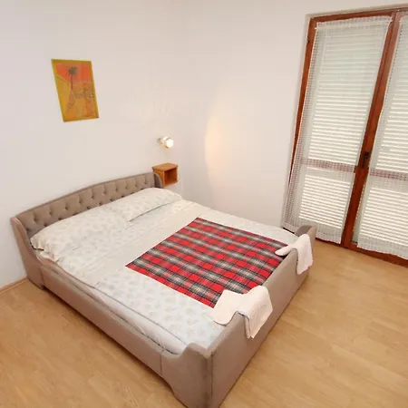 Apartments And Rooms With Parking Space Njivice, Krk - 5398 Guest house