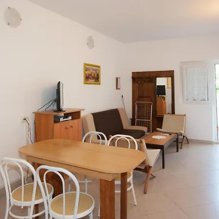 Apartments And Rooms With Parking Space Njivice, Krk - 5398 Guest house 3*