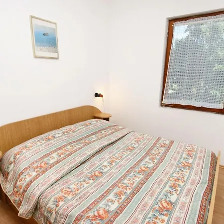 Apartments And Rooms With Parking Space Njivice, Krk - 5398 3* Njivice