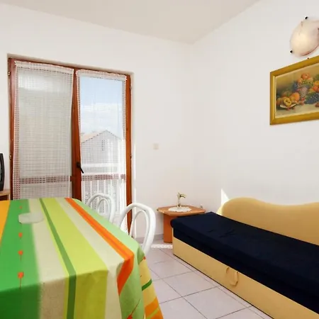 Apartments And Rooms With Parking Space Njivice, Krk - 5398 Guest house