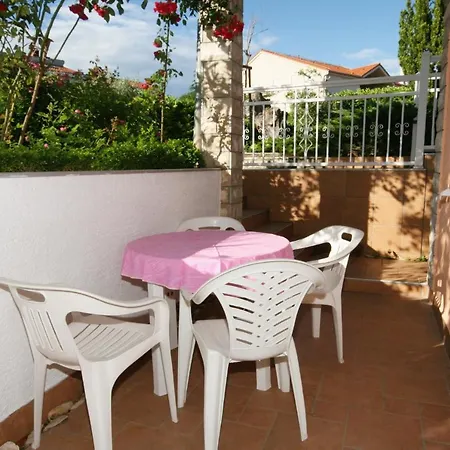 Apartments And Rooms With Parking Space Njivice, Krk - 5398 Guest house 3*