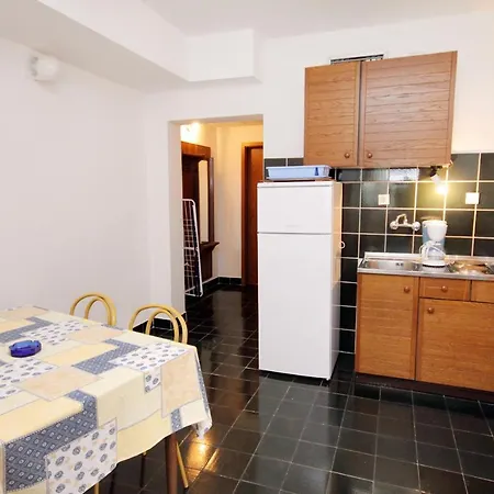 Apartments And Rooms With Parking Space Njivice, Krk - 5398 Guest house