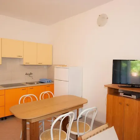 Apartments And Rooms With Parking Space Njivice, Krk - 5398 Njivice