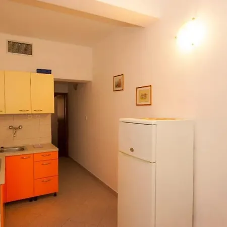 Apartments And Rooms With Parking Space Njivice, Krk - 5398