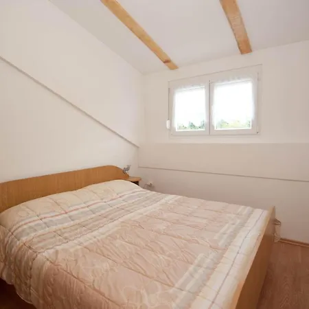 Apartments And Rooms With Parking Space Njivice, Krk - 5398 Guest house 3*