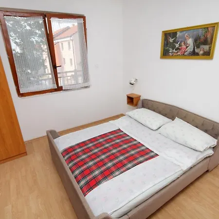 Apartments And Rooms With Parking Space Njivice, Krk - 5398 Guest house 3*