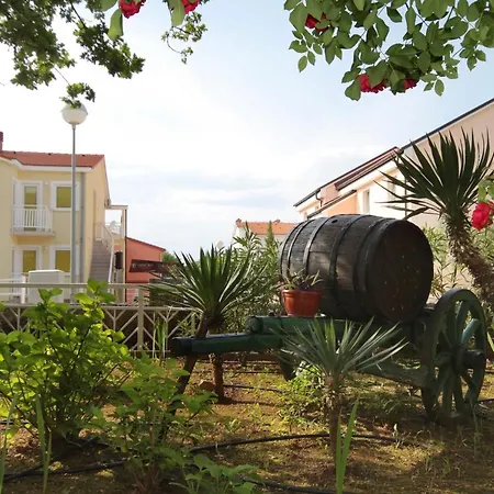 Apartments And Rooms With Parking Space Njivice, Krk - 5398