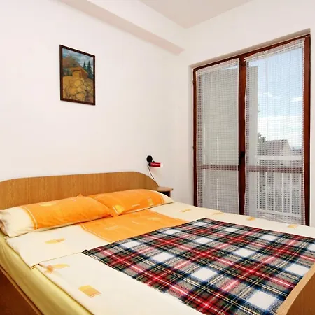 Guest house Apartments And Rooms With Parking Space Njivice, Krk - 5398 3*
