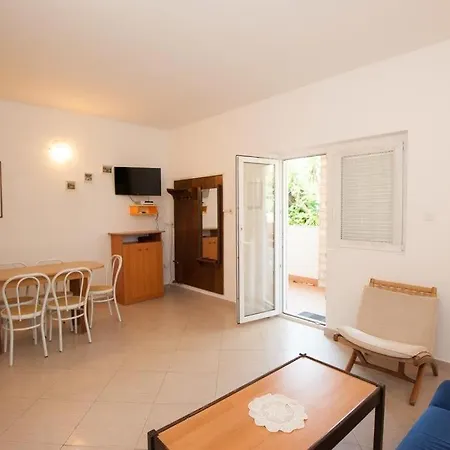 Apartments And Rooms With Parking Space Njivice, Krk - 5398 Njivice