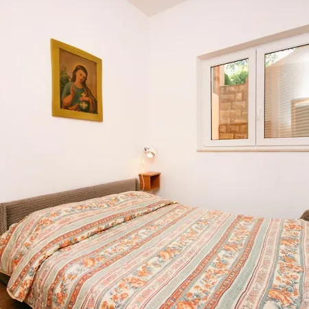 Guest house Apartments And Rooms With Parking Space Njivice, Krk - 5398 3*
