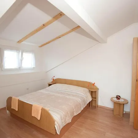 Apartments And Rooms With Parking Space Njivice, Krk - 5398 Guest house