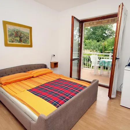 Guest house Apartments And Rooms With Parking Space Njivice, Krk - 5398