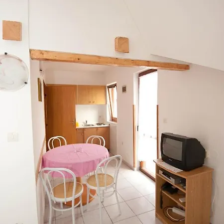 Apartments And Rooms With Parking Space Njivice, Krk - 5398 Njivice