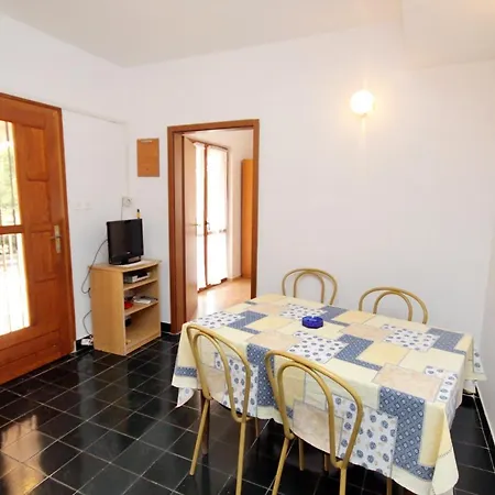 Guest house Apartments And Rooms With Parking Space Njivice, Krk - 5398 3*