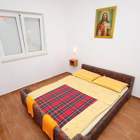 Apartments And Rooms With Parking Space Njivice, Krk - 5398
