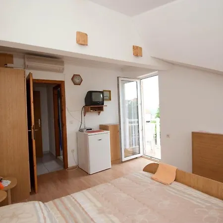 Guest house Apartments And Rooms With Parking Space Njivice, Krk - 5398