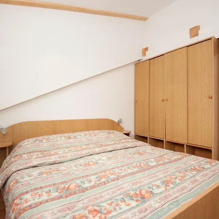 Guest house Apartments And Rooms With Parking Space Njivice, Krk - 5398 3*