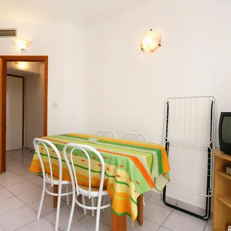 Apartments And Rooms With Parking Space Njivice, Krk - 5398 Njivice
