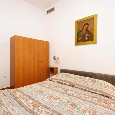 Apartments And Rooms With Parking Space Njivice, Krk - 5398 3* Njivice