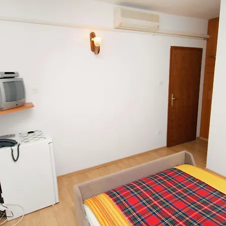 Apartments And Rooms With Parking Space Njivice, Krk - 5398