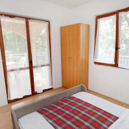 Apartments And Rooms With Parking Space Njivice, Krk - 5398 Guest house