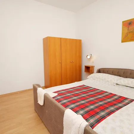 Guest house Apartments And Rooms With Parking Space Njivice, Krk - 5398 Njivice