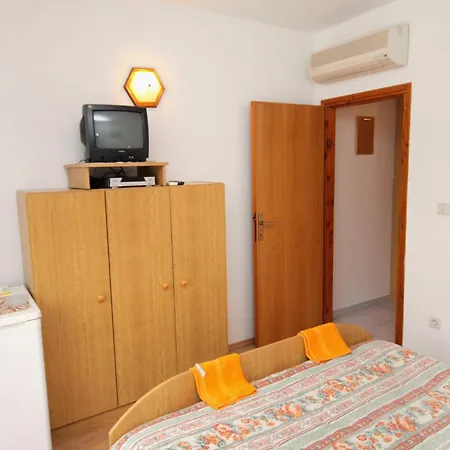 Guest house Apartments And Rooms With Parking Space Njivice, Krk - 5398 3*