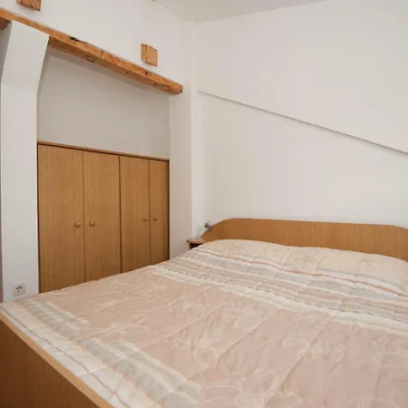 Apartments And Rooms With Parking Space Njivice, Krk - 5398 Guest house